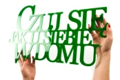 0020017-napis-na-sciane-z-plyty-hdf3-Czuj-sie-jak-u-siebie-w-domu-zielony.jpg