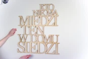 Kto-nie-ma-miedzi-ten-w-domu-siedzi-napis-na-sciane-w-skandynawskim-stylu2.jpg