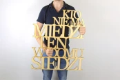 Kto-nie-ma-miedzi-ten-w-domu-siedzi-napis-3d-na-sciane-dekoracja-do-salonu2.jpg