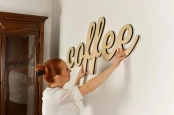 coffee-duzy-napis-na-sciane-z-drewna.jpg
