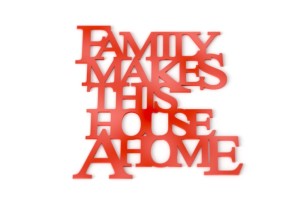 Napis na ścianę Family makes this house a home