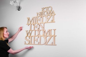 Napis na ścianę Kto nie ma miedzi ten w domu siedzi