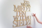 Kto-nie-ma-miedzi-ten-w-domu-siedzi-napis-na-sciane-do-nowoczesnego-wnetrza2.jpg