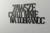 Zawsze-caluj-mnie-na-dobranoc-napis-3d-na-sciane-dekoracja-nad-kanapa-xl34.jpg