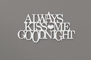 Always kiss me goodnight - napis na ścianę