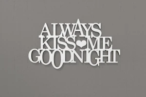 Always kiss me goodnight - napis na ścianę