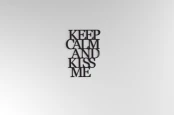 keep-calm-and-kiss-me-napis-3d-na-sciane-manufaktura-moderat-01.jpg