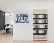 always-keep-smiling-napis-na-sciane-manufaktura-moderat-01.jpg