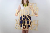 Kto-nie-ma-miedzi-ten-w-domu-siedzi-napis-scienny-dekoracja-na-pusta-sciane2.jpg