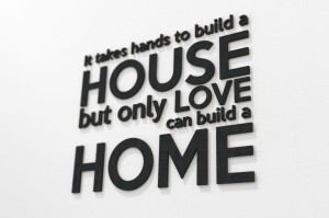 It Takes Hands To build a HOUSE... - napisy na ścianę