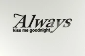 always-kiss-me-goodnight-napis-na-sciane-manufaktura-moderat-03.jpg