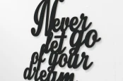 Moderat-napis-na-sciane-Never-let-go-of-your-dream-dekoracja-3d-czarny-4.jpg