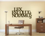 lex-est-quod-notamus-napis-na-sciane-manufaktura-moderat-01.jpg