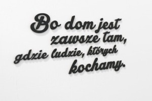 Bo dom jest zawsze tam... -napisy na ścianę