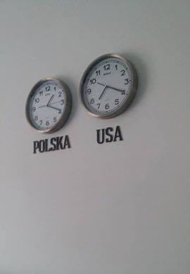 Literki drewniane pod zegarami USA Polska